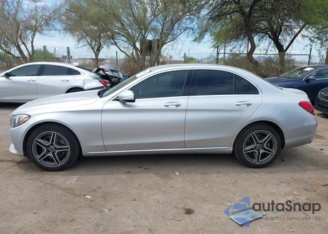 2015 Mercedes-Benz C 300 4Matic z USA, uszkodzony, nr VIN 55SWF4KB4FU021991